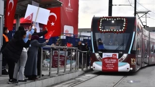 İzmir'de Çiğli Tramvayı hizmete girdi