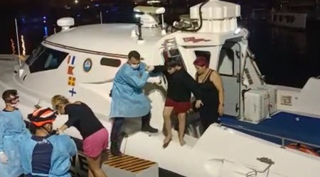 İzmir'de lastik bot içerisindeki göçmenler kurtarıldı