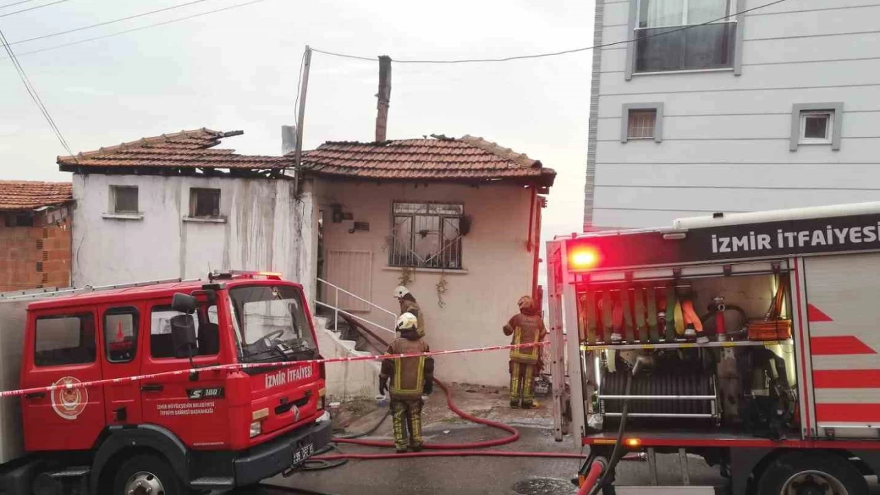 �zmir'de yang�n: �ki ev alev topuna d�nd�, t�pler bomba gibi patlad�
