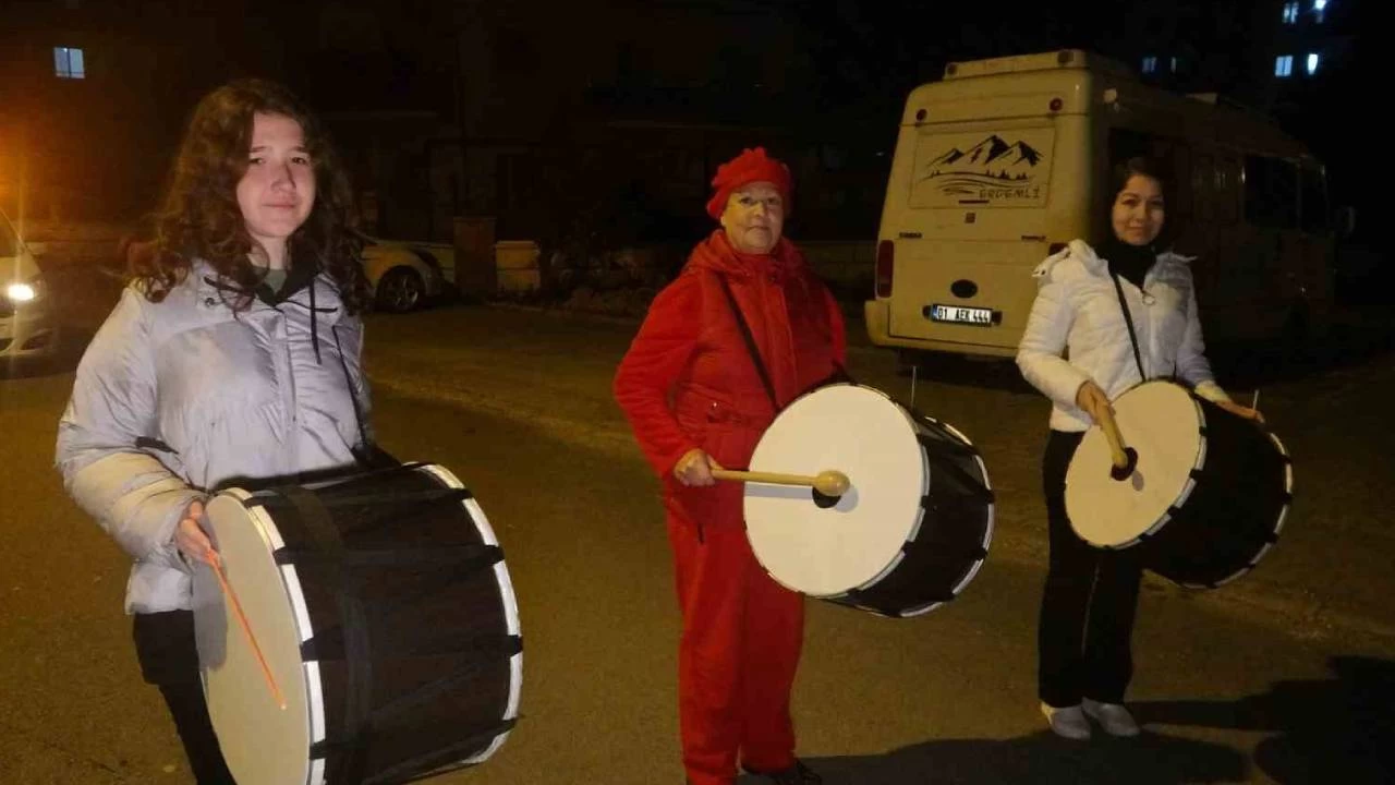 Kadın davulcular, ilk sahura vatandaşları manilerle uyandırdı