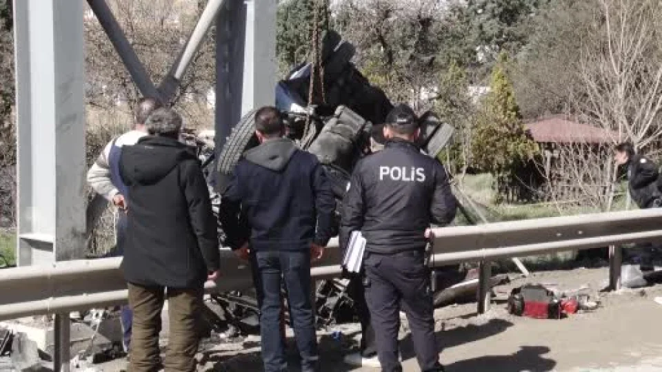 Ankara'da halk otob�s� k�pr� dire�ine �arpt�: 5 �l�, 15 yaral�