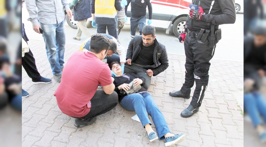 Kaldırımdaki kadına motosiklet çarptı