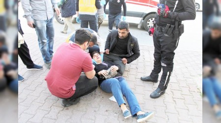 Kaldırımdaki kadına motosiklet çarptı