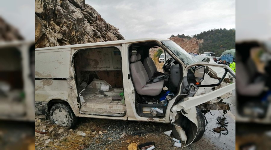 Kamyonet t�ra �arpt�: 1 �l�, 1 yaral�