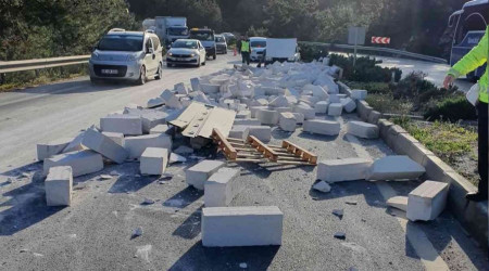 Kapak açıldı, gaz betonlar yola saçıldı