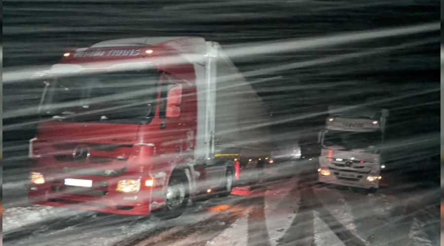 Kar ve tipi nedeniyle yol kapandı