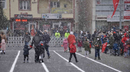 Kars'ta lapa lapa kar yağışı altında Cumhuriyet coşkusu