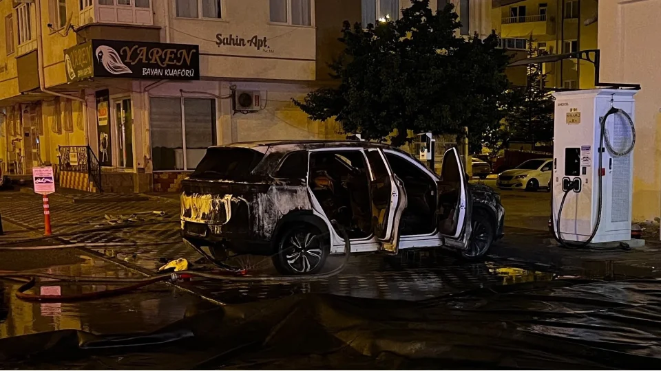 Kayseri'de �arj istasyonunda elektrikli otomobil yand�