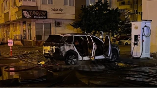 Kayseri'de �arj istasyonunda elektrikli otomobil yand�