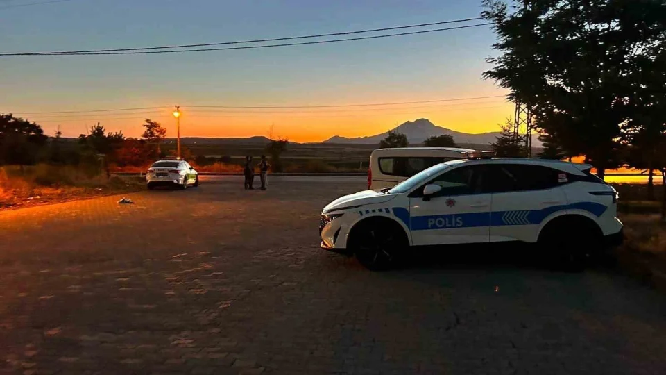 Kaza sonras� olay yerinden ka�mak isteyen �ah�s, minib�s� vatanda�lar�n ve polisin �zerine s�rd�: 1 �l�, 1'i polis 2 yaral�