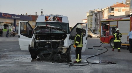 Kaza yapan servis minibüsü alev aldı