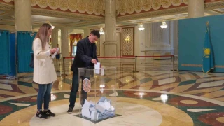 Kazakistan'da halk, yeni anayasa i�in sand�k ba��nda