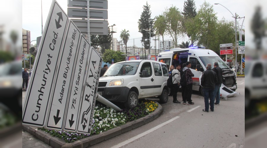 Kırmızı ışıkta geçip ambulansa çarptı