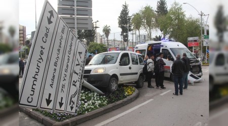 Kırmızı ışıkta geçip ambulansa çarptı