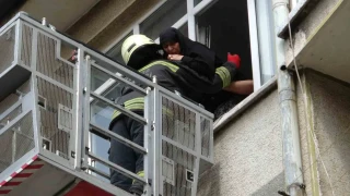 Konya'da binada ��kan yang�nda mahsur kalan 8 ki�i kurtar�ld�