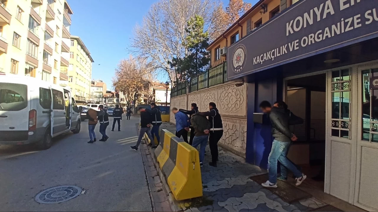 Konya'da piyasa de�eri 6 milyon olan g�mr�k ka�a�� �r�n ele ge�irildi: 20 g�zalt�