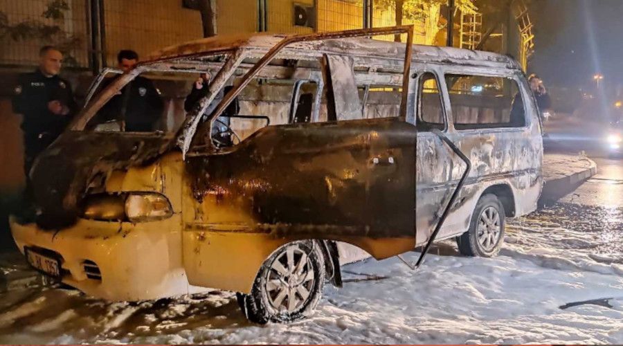 K���k�ekmece'de �al�nt� oldu�u ��renilen panelvan minib�s yanarak k�l oldu