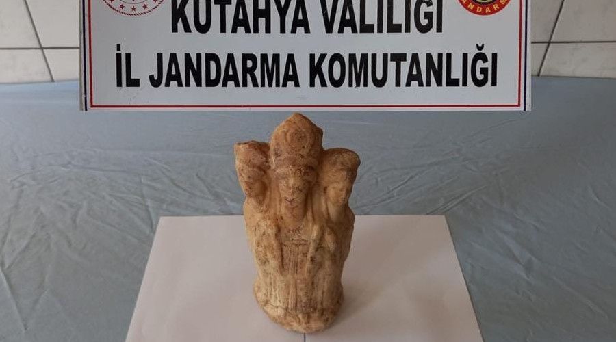 Kütahya'da Roma dönemine ait üç başlı heykel ele geçirildi