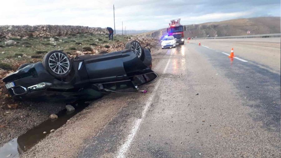 L�ks otomobil takla att�: 3 yaral�