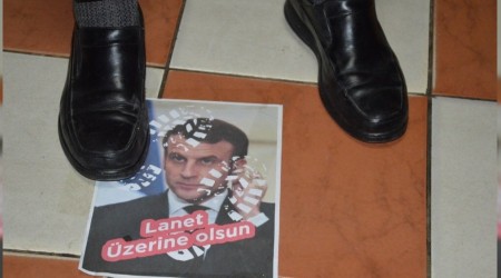 Macron'un fotoğraflarının üzerinden geçtiler