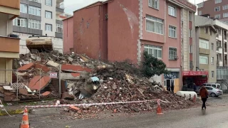Maltepe'de yıkımı yapılan bina caddeye çöktü