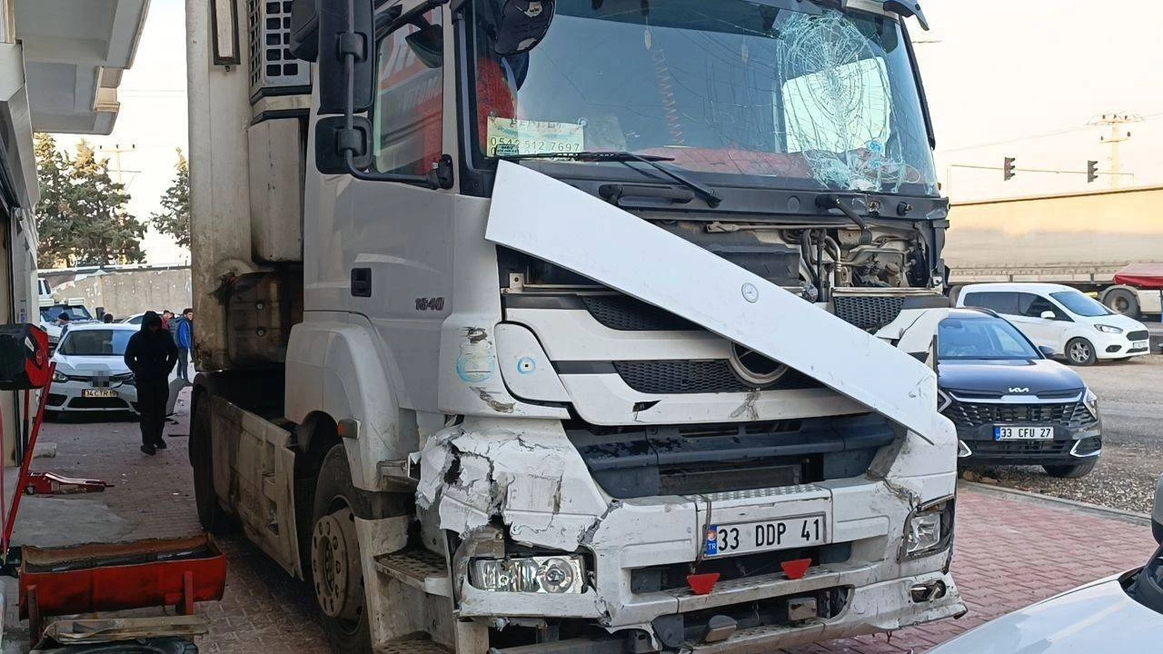 Mardin'de kontrolden çıkan tır ortalığı savaş alanına çevirdi
