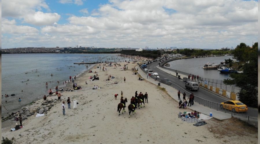 Menekşe Plajı'nda atlı denetim