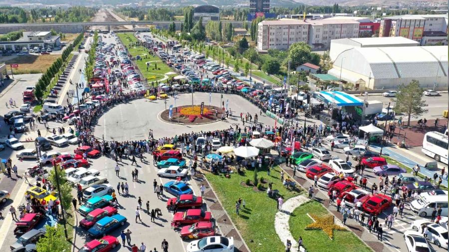 Modifiye araç tutkunları Sivas'ta buluştu
