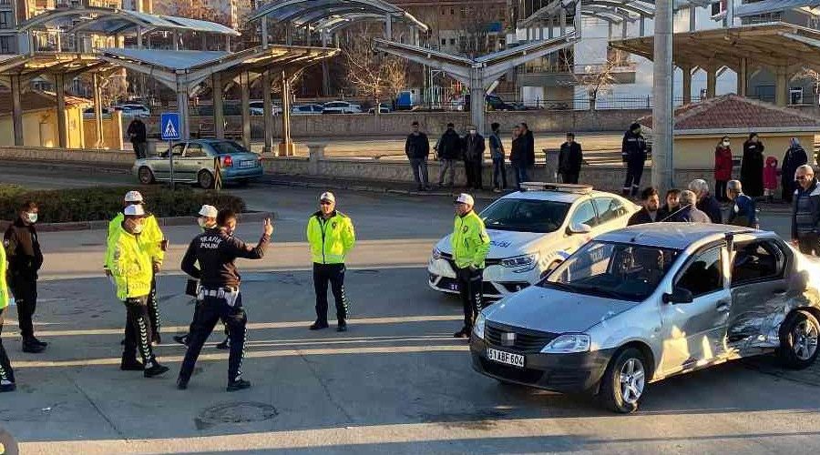 Niğde'de feci kaza: yolcular camdan yola fırladı