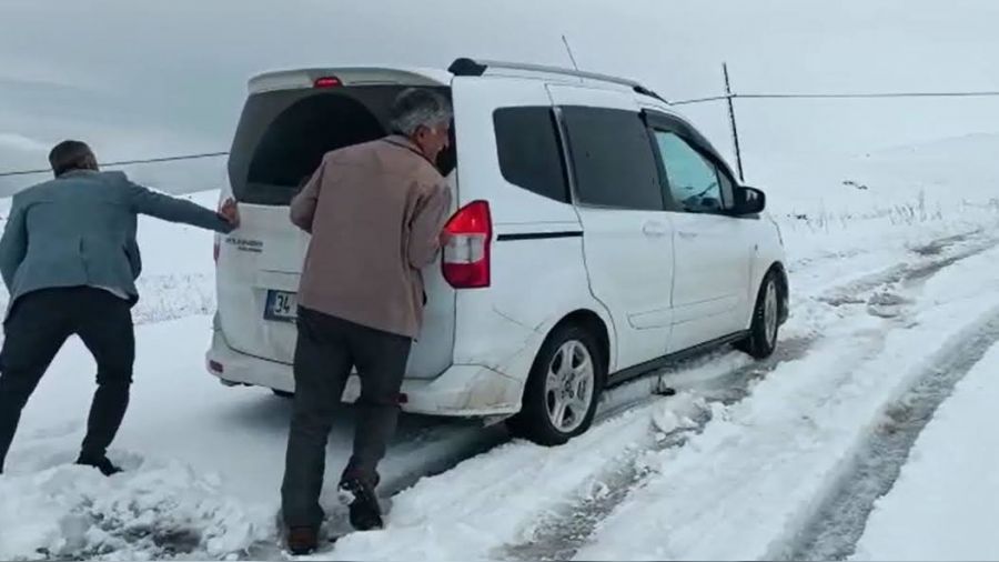 Nisan ay�nda bast�ran kar yolu kapatt�