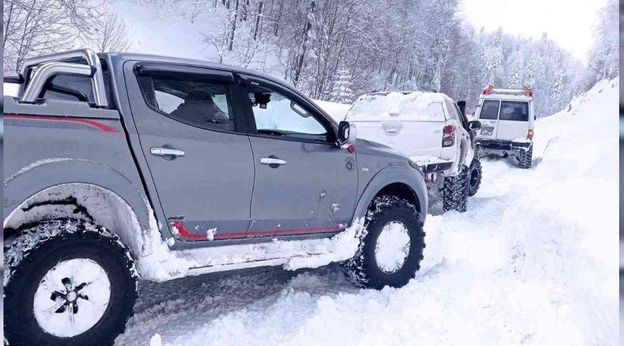 Offroad tutkunlar� 1.5 metre karda safari yapt�