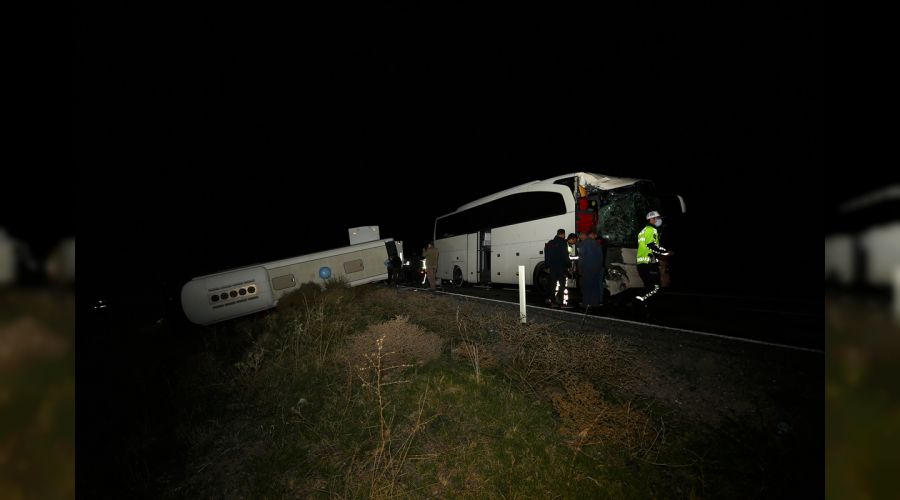 Öğrencileri taşıyan otobüslerin karıştığı kazada 25 kişi yaralandı