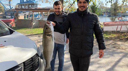 Oltayla 5 kiloluk lüfer yakaladı, böyle sevindi