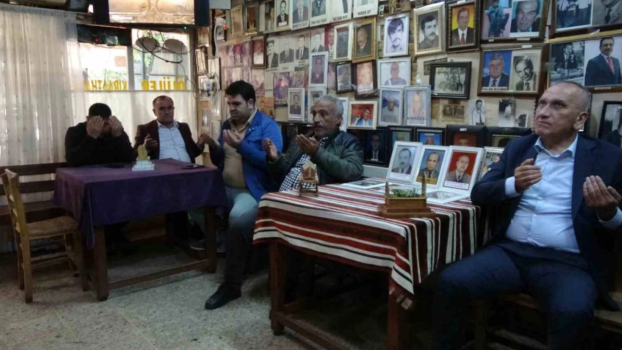 'Ölüler Kıraathanesi'nde buruk bayramlaşma