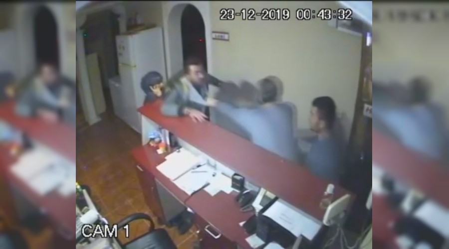 Otel işletmecisi ile eşini dövdüler