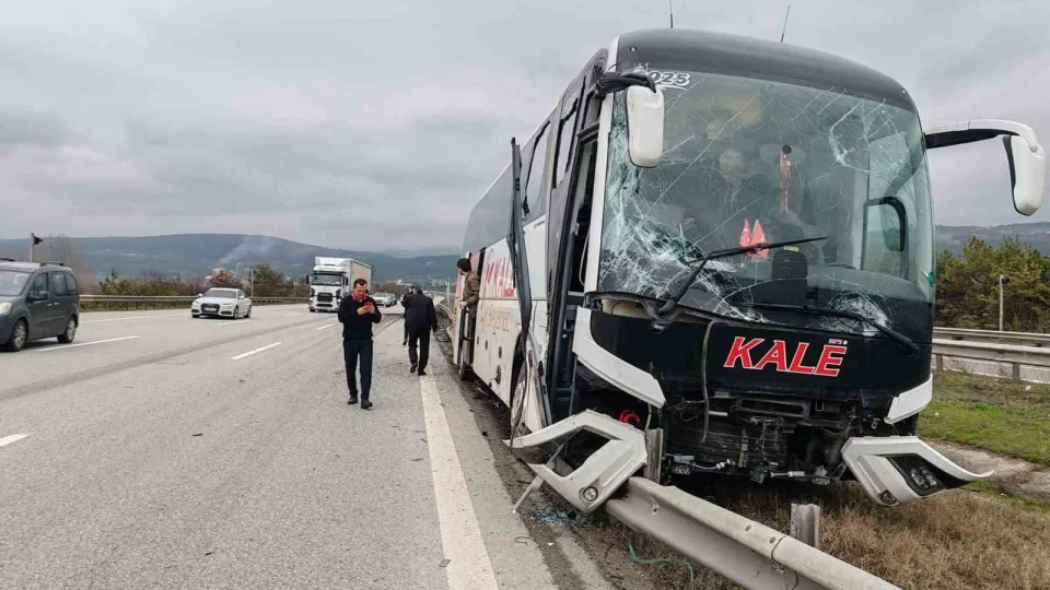 Otob�s �of�r�n�n manevras� faciay� �nledi