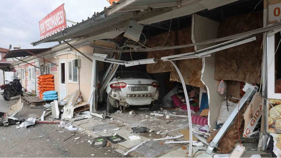 Otomobil prefabrik i� yerlerinin i�inden ge�ti