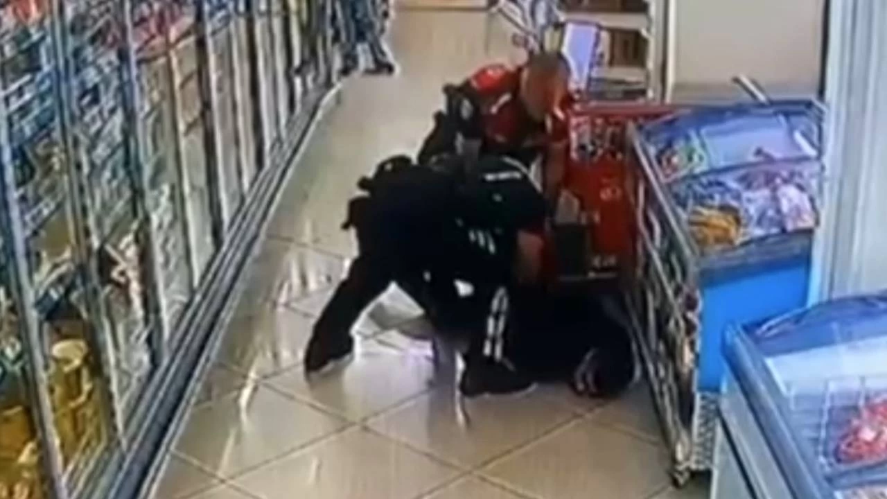 Polisten kaçarak markete giren şüpheli üzerinde ruhsatsız silahla yakalandı