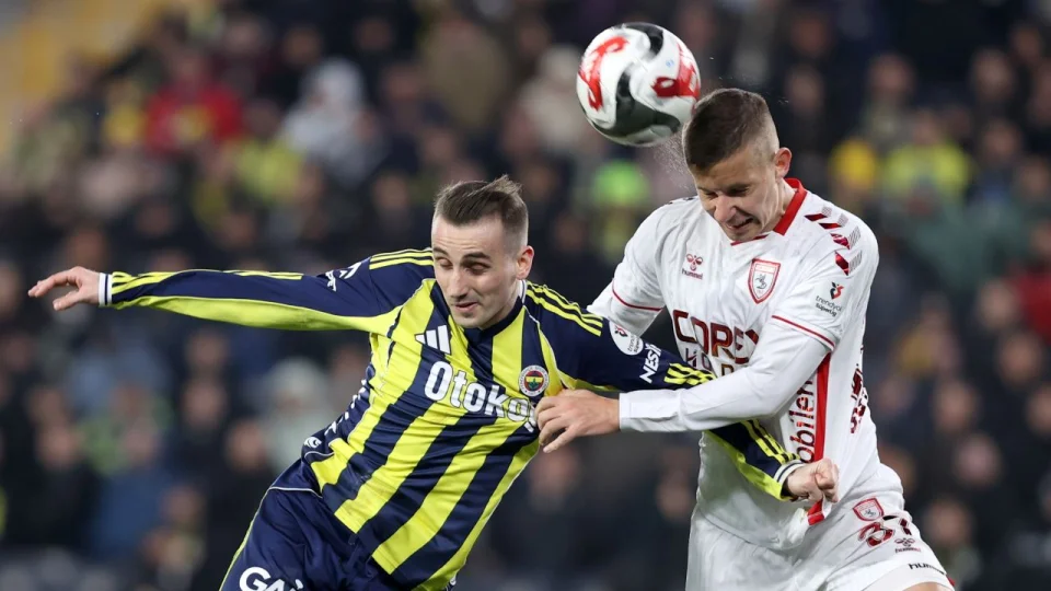 Protokol trib�n�nde 'k�f�r' gerilimi