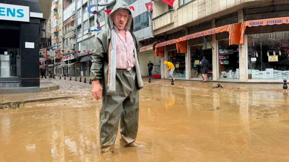 Rize’de Pazar ilçesinde sel suları çekiliyor, iş yerlerinde temizlik çalışmaları başladı