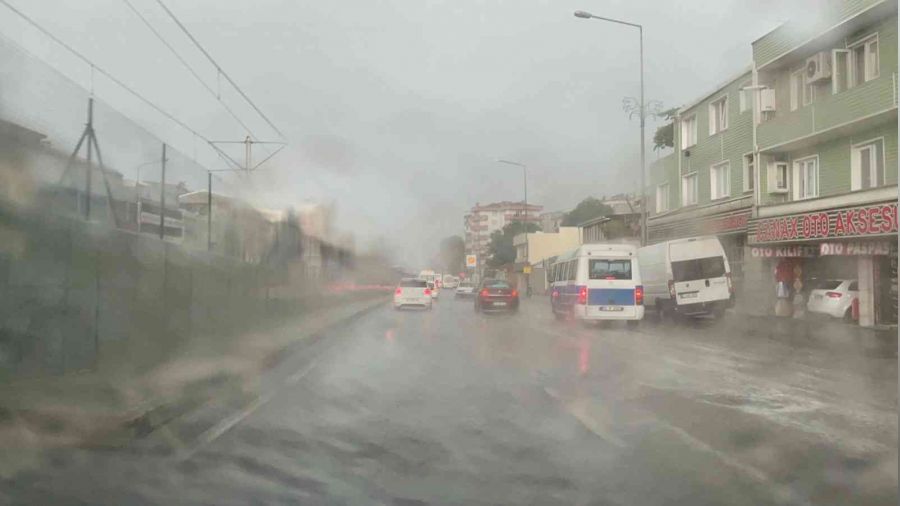 Sağanak yağış hayatı felç etti