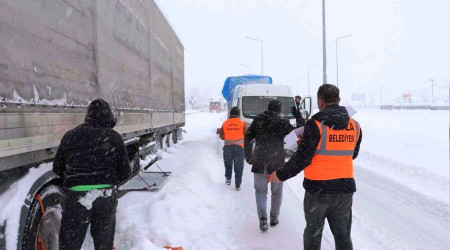 Samsun'da yolda kalanlara kumanya dağıtıldı