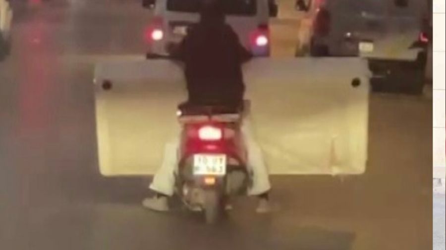 Sancaktepe'de şaşkına çeviren olay: Motosiklette yatak taşıdı