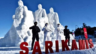 Sarıkamış'ta kardan heykellerinin açılışı yapıldı