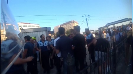 Seyyar satıcılar zabıtaya sopayla saldırdı