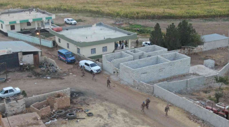 Sınırda göçmen kaçakçılarına eş zamanlı operasyon