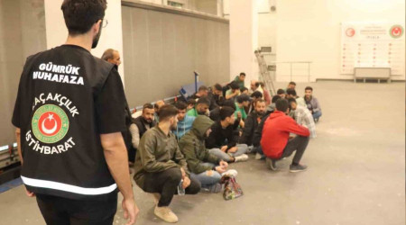 Sınırı geçmeye çalışan tırdan 60 kaçak göçmen çıktı