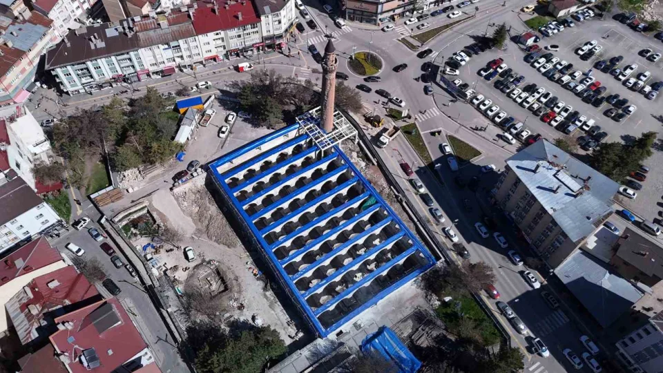 Sivas'ın 8 asırlık eğri minaresi restorasyona alındı