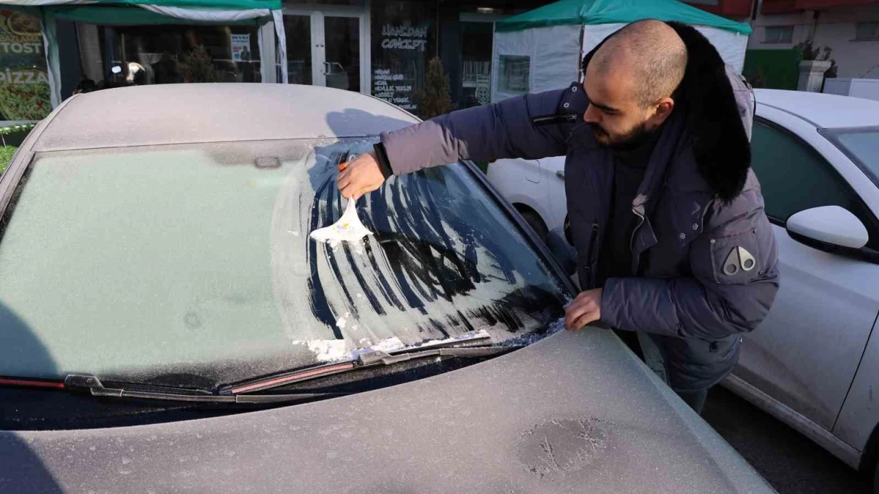 Sivas'ta vatandaşlar buz kazımaya başladılar