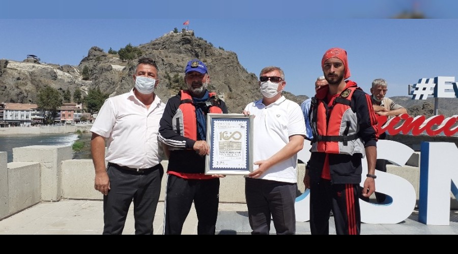 Sivas'tan botla Kızılırmak yolculuğuna çıkan baba ile oğlu Osmancık'a ulaştı